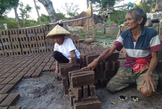 PENGRAJIN BATA MERAH BANGKONG TETAP BERTAHAN DIMASA PANDEMI COVID 19