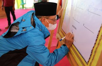 Bupati Sumbawa Ajak Masyarakat Lawan Covid-19 dengan STBM
