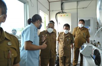 BUPATI H. MO TINJAU PENGOPERASIAN GENERATOR OKSIGEN RSUD SUMBAWA