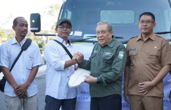 TINGKATKAN KUALITAS KESEGARAN IKAN, BUPATI BERIKAN BANTUAN TRUK BERPENDINGIN KEPADA POKLAHSAR LAYAR LET REZEKI