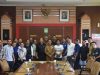 Pjs. BUPATI SUMBAWA PIMPIN RAPAT PERTEMUAN DENGAN WARTAWAN