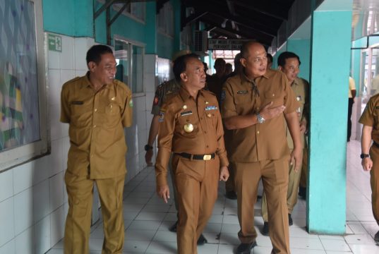 PASTIKAN PELAYANAN KESEHATAN BERJALAN DENGAN BAIK, PJS BUPATI SUMBAWA KUNJUNGI RSUD SUMBAWA
