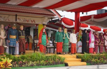 PUNCAK HUT KABUPATEN SUMBAWA KE- 66, BUPATI SUMBAWA JADI PEMBINA UPACARA