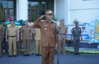 HARI PERTAMA NGANTOR, BUPATI SUMBAWA PIMPIN APEL PAGI
