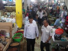 PASTIKAN HARGA SEMBAKO TERKENDALI BUPATI DAN WAKIL BUPATI SUMBAWA BLUSUKAN KE PASAR SEKETENG