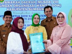 Bupati Sumbawa, Ir. H. Syarafuddin Jarot, M.P., bersama Wakil Bupati Sumbawa, Drs. H. Mohamad Ansori, menghadiri pelantikan Ketua Gabungan Organisasi Wanita (GOW) Kabupaten Sumbawa masa bakti 2025–2030