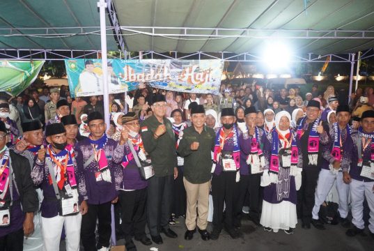 BUPATI LEPAS KEBERANGKATAN JAMAAH CALON HAJI KLOTER 12 KABUPATEN SUMBAWA TAHUN 2025