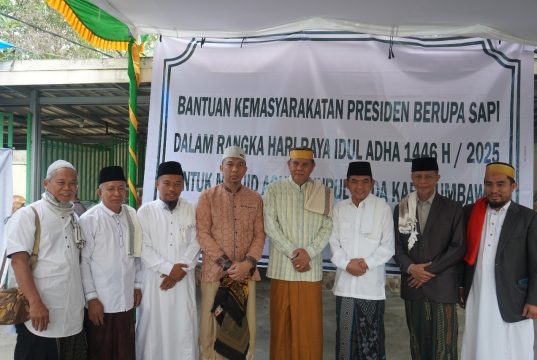 IDUL ADHA 1446 H, BUPATI DAN WAKIL BUPATI SERAHKAN BANTUAN SAPI KURBAN DARI PRESIDEN RI