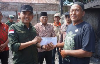 WABUP SERAHKAN BANTUAN KORBAN KEBAKARAN DI DUSUN HIJRAH