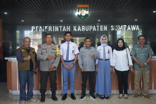 WABUP LEPAS SISWA-SISWI ASAL KABUPATEN SUMBAWA IKUTI PASKIBRAKA PROVINSI DAN NASIONAL