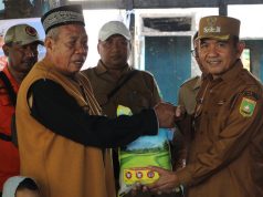 WABUP SERAHKAN BANTUAN KORBAN KEBAKARAN PANTI ASUHAN AL- MIZAN