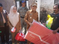 KEBAKARAN DI KELURAHAN PEKAT, WAKIL BUPATI SUMBAWA TURUN LANGSUNG UNTUK MENINJAU DAN MENYALURKAN BANTUAN