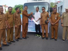 BANTU PERTUMBUHAN EKONOMI NELAYAN, BUPATI SERAHKAN BANTUAN KENDARAAN PENDINGIN