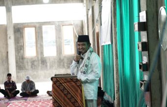 Safari Ramadhan di Ropang, Wakil Bupati Sumbawa Serap Aspirasi dan Serahkan Bantuan untuk Masyarakat
