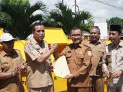 Pemkab Sumbawa Perkuat Pengelolaan Sampah, Wabup Serahkan Bantuan Kontainer Sampah