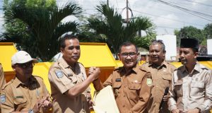 Pemkab Sumbawa Perkuat Pengelolaan Sampah, Wabup Serahkan Bantuan Kontainer Sampah
