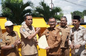 Pemkab Sumbawa Perkuat Pengelolaan Sampah, Wabup Serahkan Bantuan Kontainer Sampah